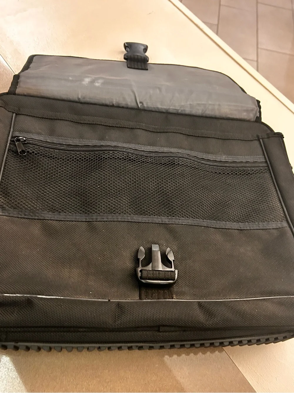 Men's Black Laptop Messenger Bag with Adjustable Shoulder Strap Vargus